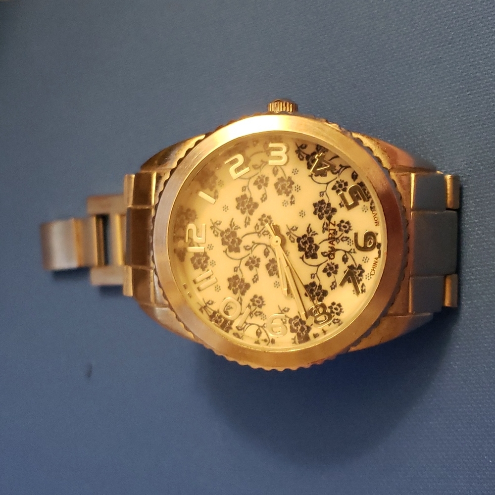 Avenue Silver watch w/blue and white face